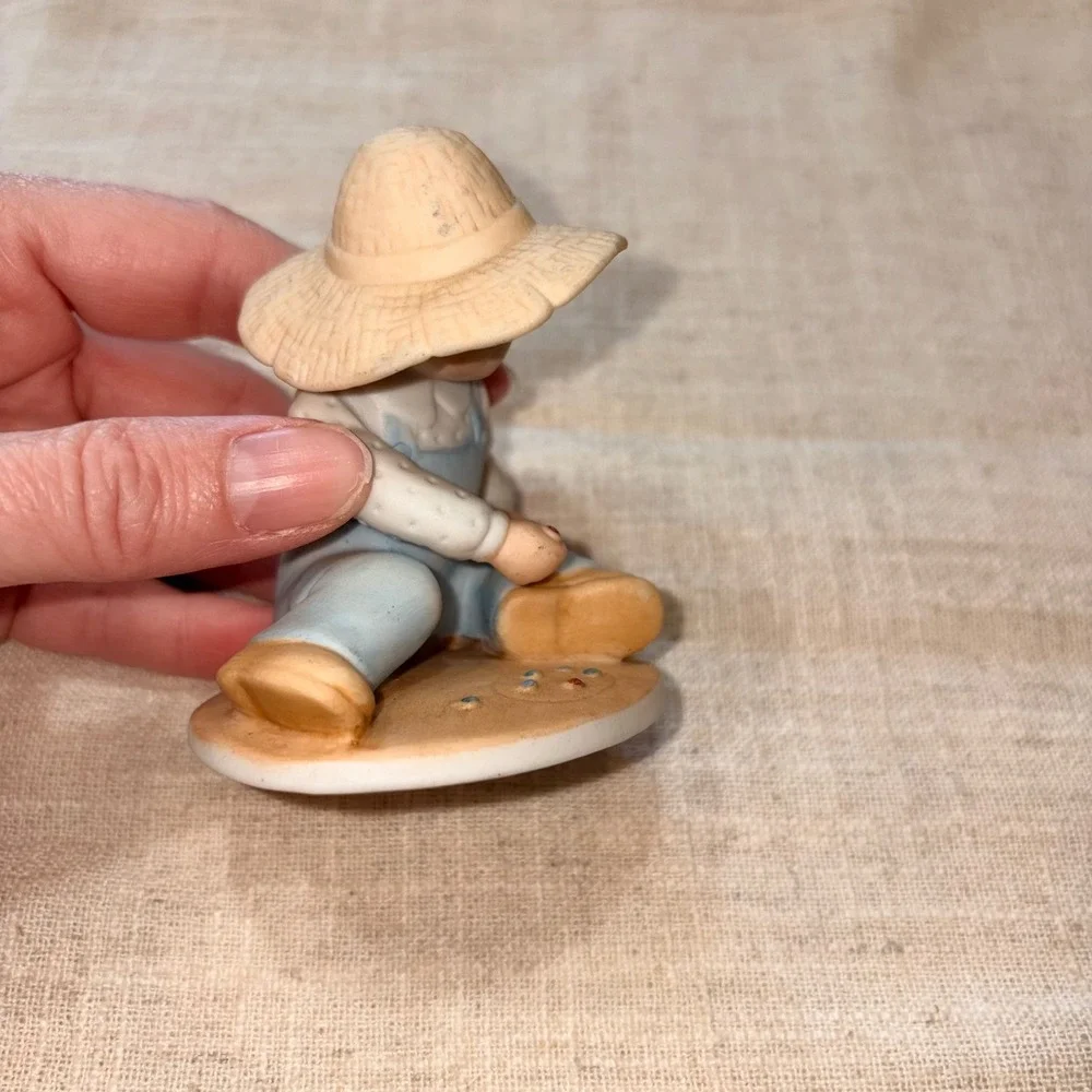 Circle of Friends by‎ Masterpiece Porcelain Figurines Boy Girl Set Eccl 9:10